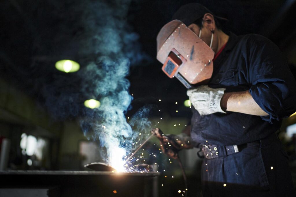 溶接を行う人の写真