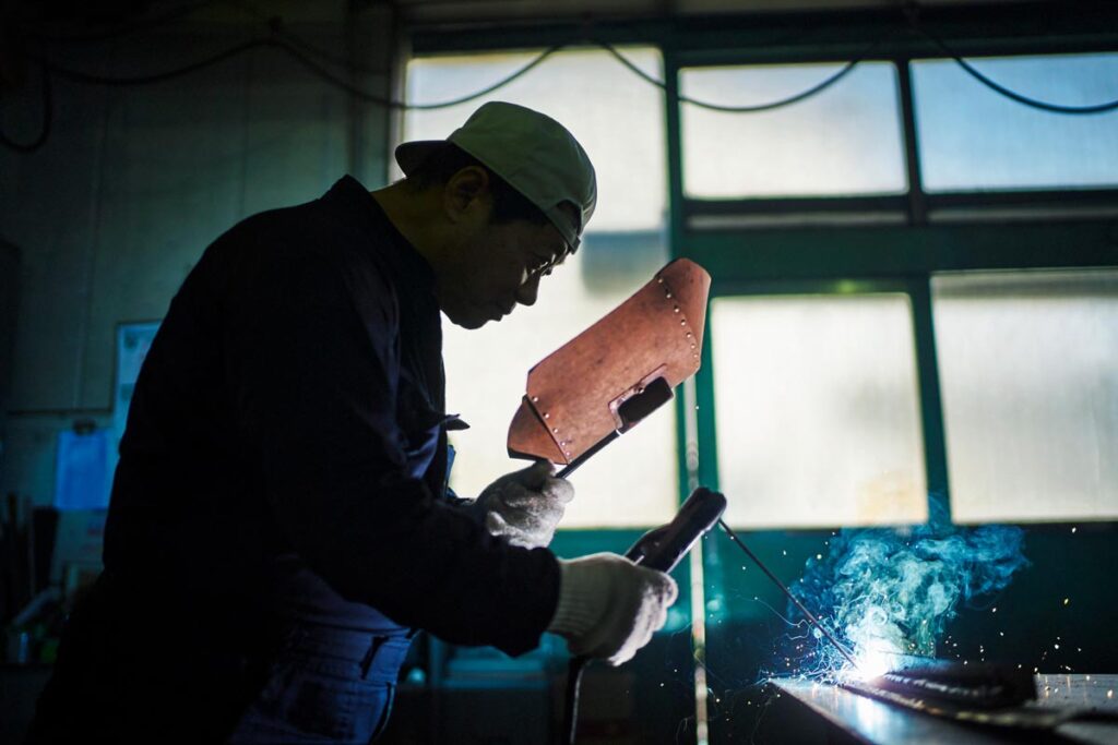 溶接作業をする人